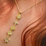 Bloom Charms Necklace collar estilo corbatín con dijes de flores, abeja y caracol