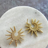 Aretes Solara con diseño inspirado en el sol.