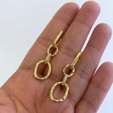 Aretes largos dorados con cuatro aros unidos en forma de cadena