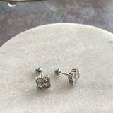 Broqueles plateados en forma de trébol con acabado liso
