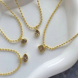Collar fino de bolitas mini con dije ovalado de circonia.