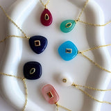 Collares con dijes de piedra.